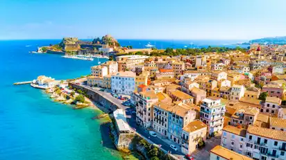 Panoramablick über Kerkyra, der Hauptstadt der griechischen Insel Korfu