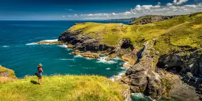 die Küste Cornwalls bei Tintagel Castle, Vereinigtes Königreich