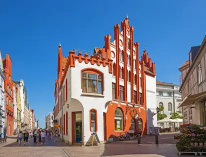 Ratsapotheke in der Altstadt von Wismar, Deutschland