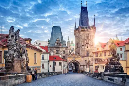 Sonnenaufgang auf der Karlsbrücke in Prag, Tschechien