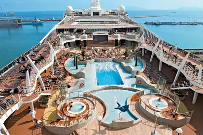 Sonnendeck mit Pool der MSC Fantasia