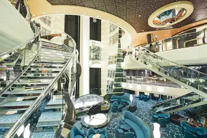 Atrium mit den berühmten Swarovskitreppen auf Ihrer MSC Preziosa
