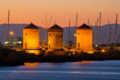 Windmühlen am Hafen von Rhodos