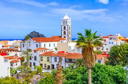 Ausblick auf die farbenprächtige und schöne Stadt Garachico auf Teneriffa