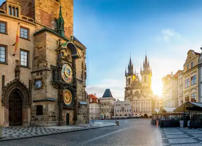 Bllick auf die Astronomische Uhr am Rathaus und die Marienkirche