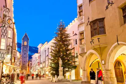 Weihnachtsmarkt in Sterzing mit Blick durch die stimmungsvolle Altstadt