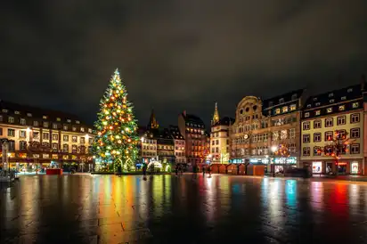 Genießen Sie den Weihnachtsmarkt in Strassburg, Frankreich.