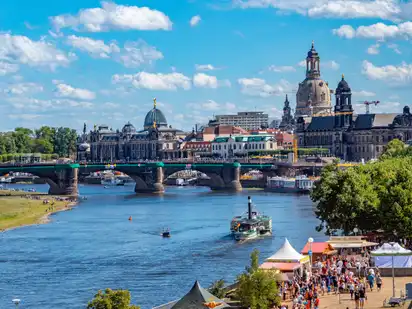 Blick auf das Elbufer von Dresden