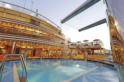 Ihr Schiff die Costa Diadema. Pooldeck