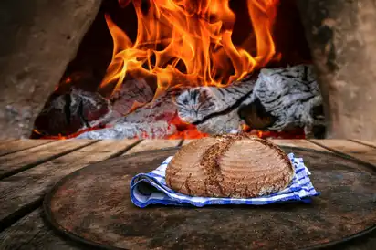 Brot mit Sauerteig im Holzbackofen