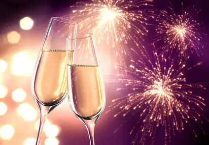 Champagnergläser mit Feuerwerk