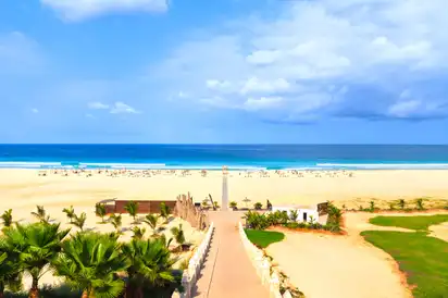 Blick auf einen schönen Sandstrand auf der Insel Boavista, Kapverden
