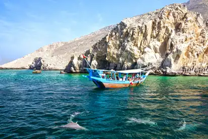 Oman: Entdecken Sie vom Boot aus die Küste und mit viel Glück sehen Sie Delfine