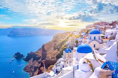 Das schöne Dorf Oia auf der griechischen Insel Santorin