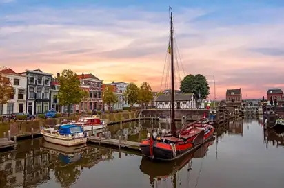 Der Hafen in im Zentrum der Altstadt von Gorinchem in den Niederlanden