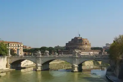 Engelsburg und Tiberbrücke in Rom, Italien