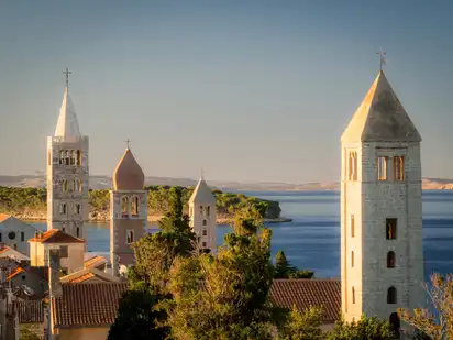 vier Glockentürme auf der Insel Rab