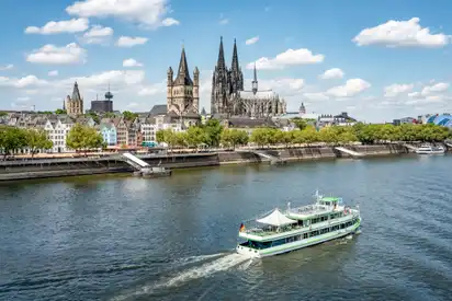 Schifffahrt auf dem Rhein in Köln mit Blick auf den Kölner Dom und die Altstadt.