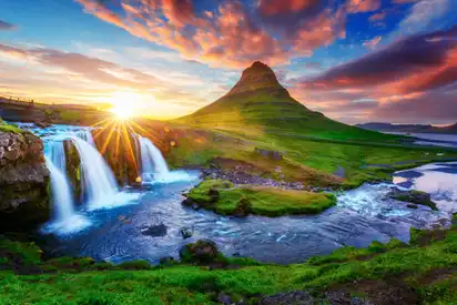 Wasserfall Kirkjufellsfoss und Berg Kirkjufell auf der Halbinsel Snæfellsnes, Island