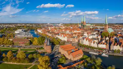 Blick auf die Salzspeicher und das Holstentor in Lübeck