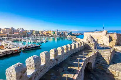 Der venezianische Hafen von Heraklion mit der Festung Koules auf Kreta