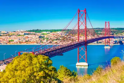 Die Brücke des 25. April (Ponte 25 de Abril) in Lissabon, Portugal