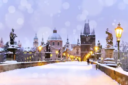 winterliche Karlsbrücke in Prag