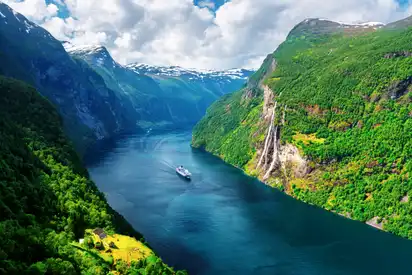 Atemberaubende Aussicht auf Sunnylvsfjorden Fjord