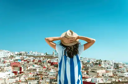 Touristin schaut über die Stadt von Tanger in Marokko