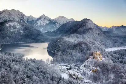 Schloss Hohenschwangau und Alpsee im Winter