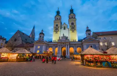 Weihnachtsmarkt Brixen am Abend