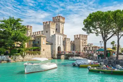 die Burg Rocca Scaligera in Sirmione am Gardasee, Italien