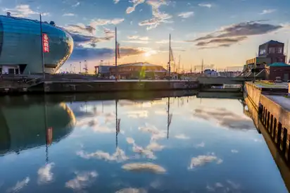 Hafen mit Sonnenuntergang und spiegelndem Wasser