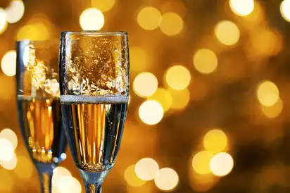 zwei Gläser Champagner auf verschwommenem Hintergrund