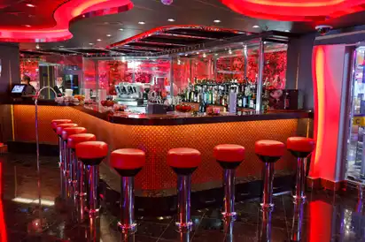 Piano Bar "Camelot" auf Deck 5 der Costa Favolosa