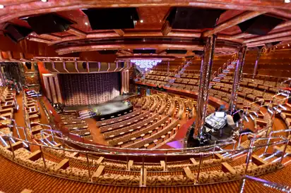 Das Teatro Hortensia erstreckt sich über drei Decks der Costa Favolosa