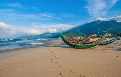 Bucht von Lang Co mit Da Nang Bergmassiv, Vietnam