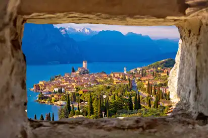 Blick durch ein Steinfenster auf Malcesine am Gardasee