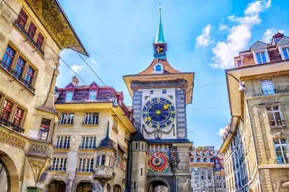Die Zytglogge ist ein Uhrturm mit astronomischer Uhr und Glockenspiel in der Stadt Bern