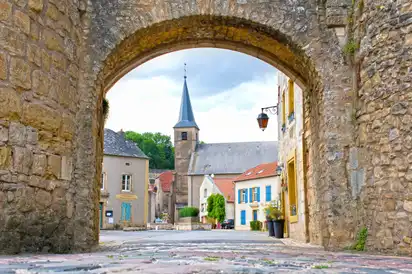 Stadttor "Porte de Sierck" mit Marktplatz in Rodemack, Frankreich