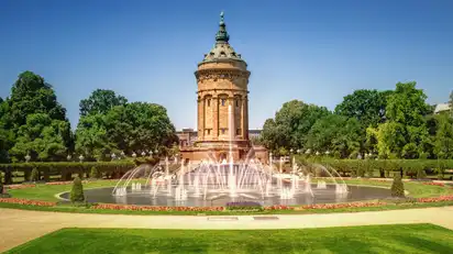 Mannheims Wasserturm und Wasserturmanlage mit Brunnen