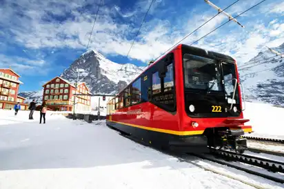 Kleine Scheidegg Station unterhalb Jungfrau, Mönch und Eiger im Hintergrund