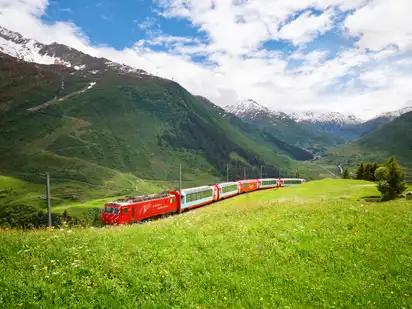 Glacier Express auf der Strecke von Surselva nach Oberalp