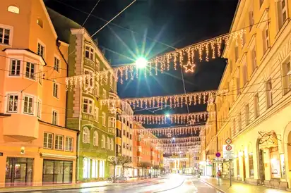 Weihnachtlich geschmückte Straße in Innsbruck