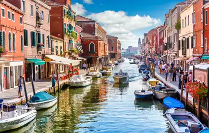 Kanal in Murano mit Booten und bunten Häusern bei Tag.