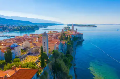 Wunderschöne Silhouette der Stadt Rab in Kroatien