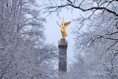 Siegessäule in Berlin im Winterkleid