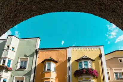 Blick auf die bunten Häuser von Sterzing