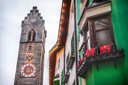 Blick auf den Turm von Sterzing zur Weihnachtszeit