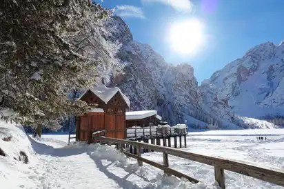 Winterliche Landschaft am Pragser Wildsee 